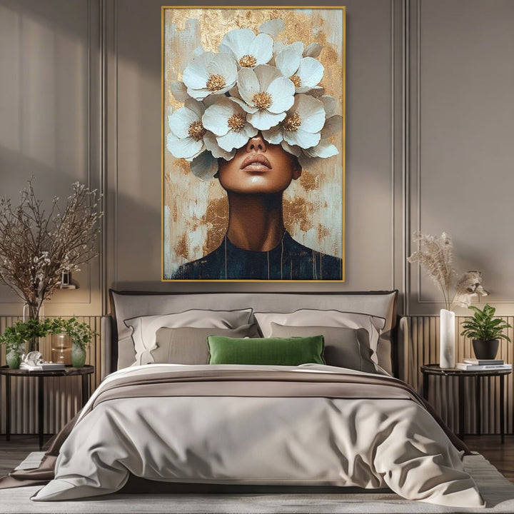 Tablou canvas cu tablou canvas portret feminin cu flori, in rama de aluminiu auriu, pe perete intr-un dormitor