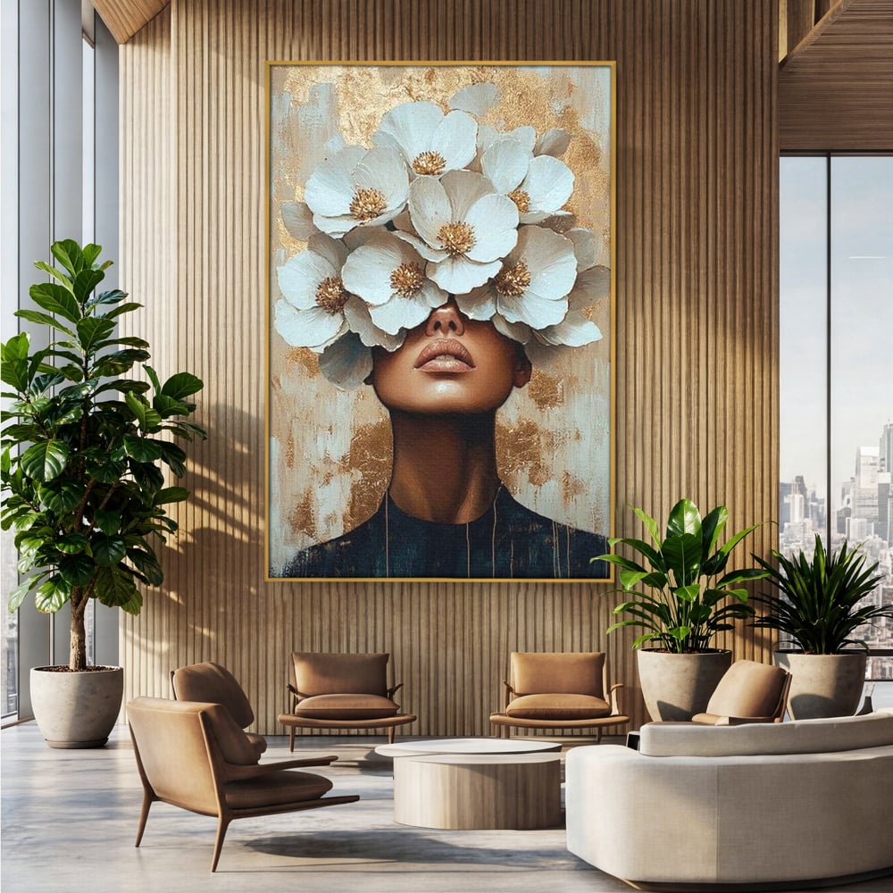 Tablou canvas cu tablou canvas portret feminin cu flori, in rama de aluminiu auriu, pe perete intr-un birou