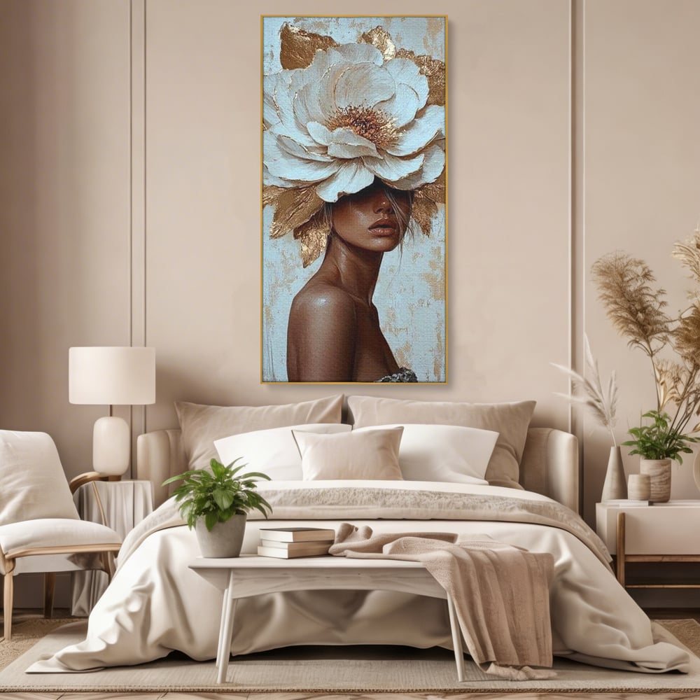 Tablou canvas cu tablou canvas cu portret si floare aurie, in rama de aluminiu auriu, pe perete intr-un dormitor