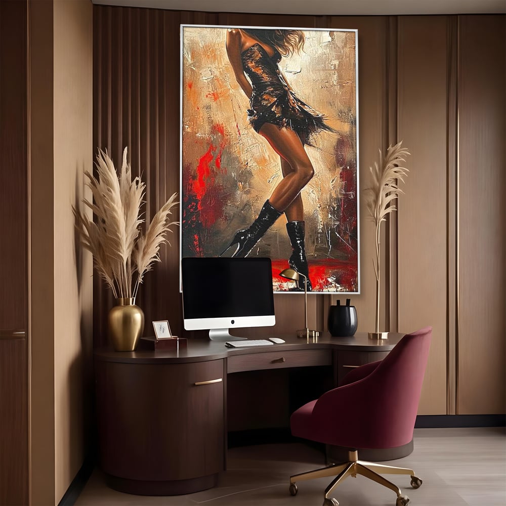 Tablou canvas cu tablou canvas cu silueta de dansatoare, in rama de aluminiu argintiu, pe perete intr-un birou