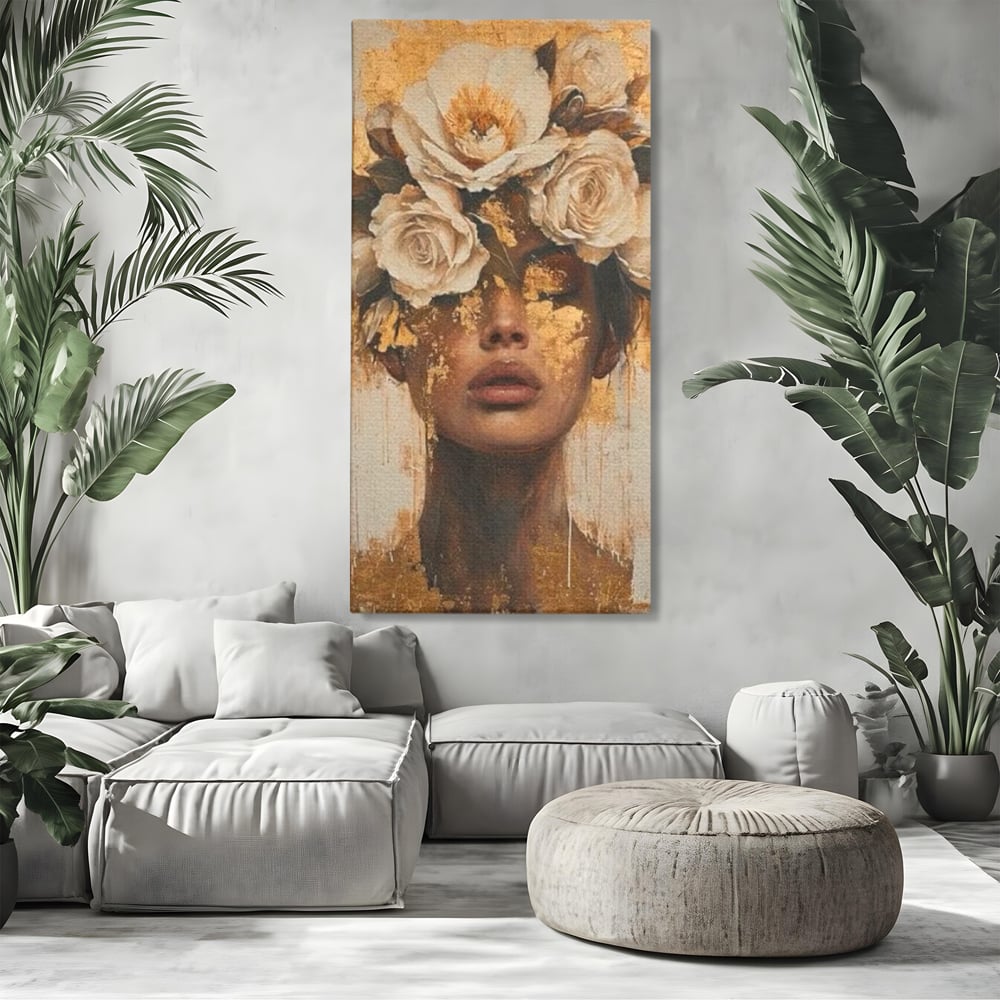 Tablou canvas cu portret feminin cu foita de aur si flori, fara rama, pe sasiu de lemn, pe perete intr-un living