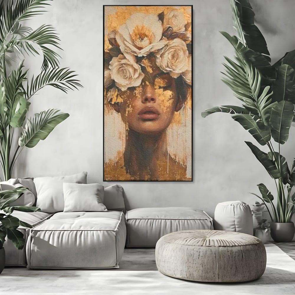 Tablou canvas cu portret feminin cu foita de aur si flori, in rama de aluminiu negru, pe perete intr-un living