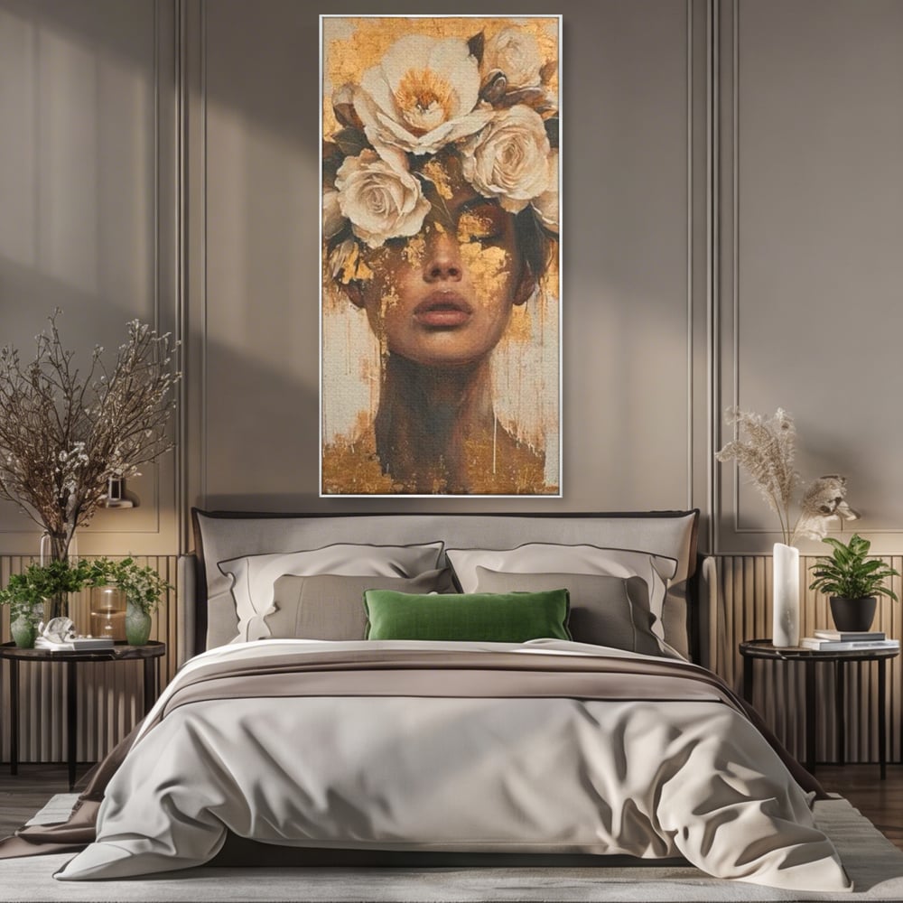 Tablou canvas cu portret feminin cu foita de aur si flori, in rama de aluminiu argintiu, pe perete intr-un dormitor