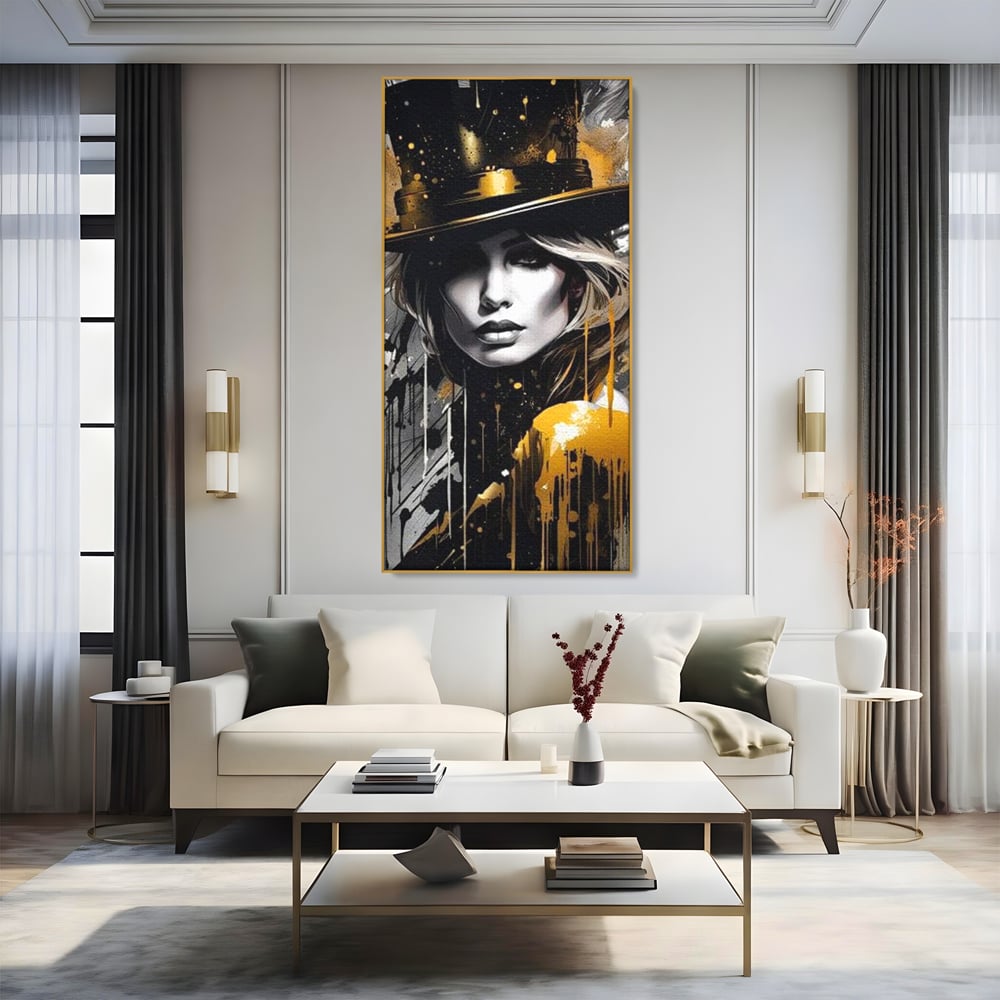 Tablou canvas cu tablou canvas cu portret de femeie cu joben, in rama de aluminiu auriu, pe perete intr-un living