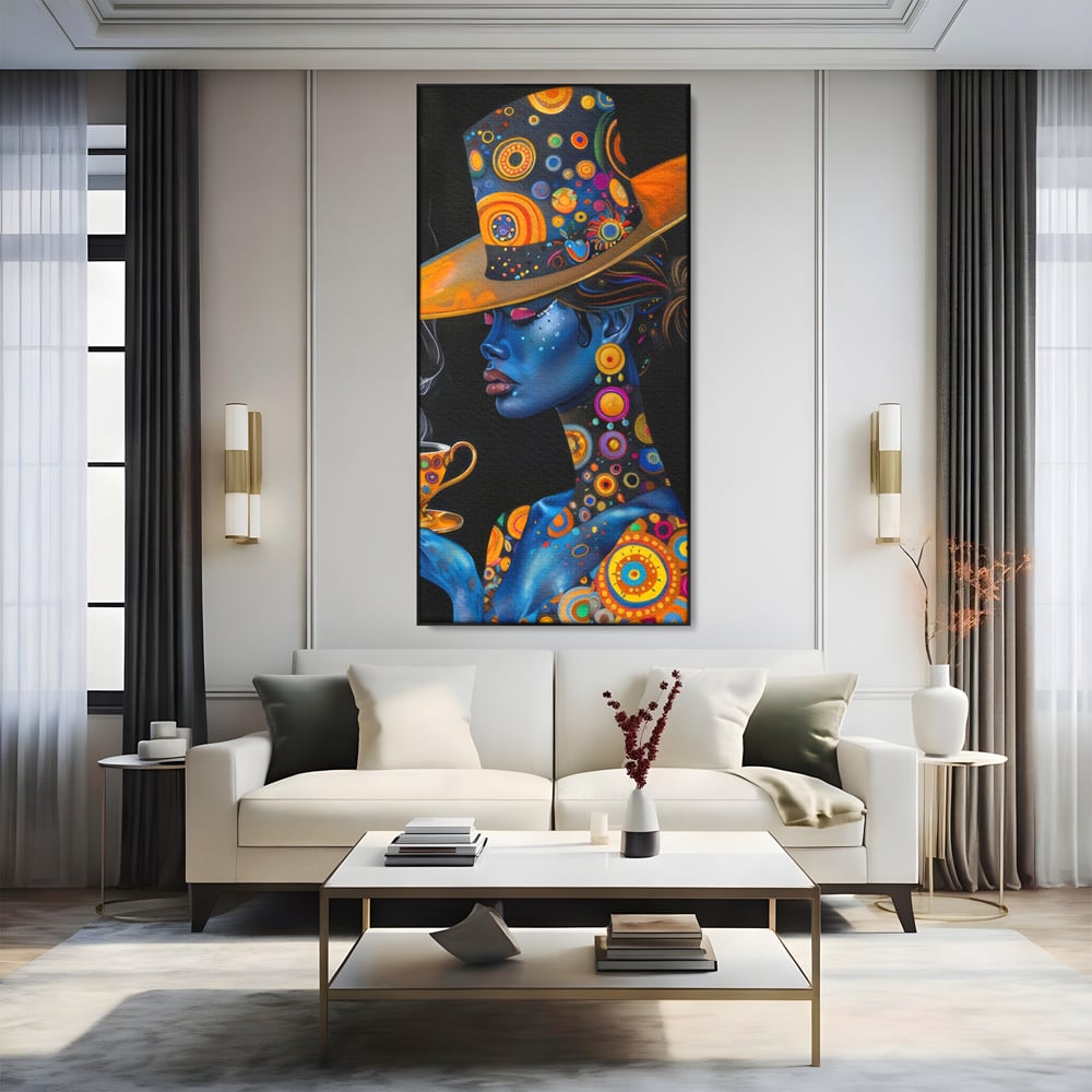 Tablou canvas cu tablou canvas cu portretul unei femei albastre, in rama de aluminiu negru, pe perete intr-un living