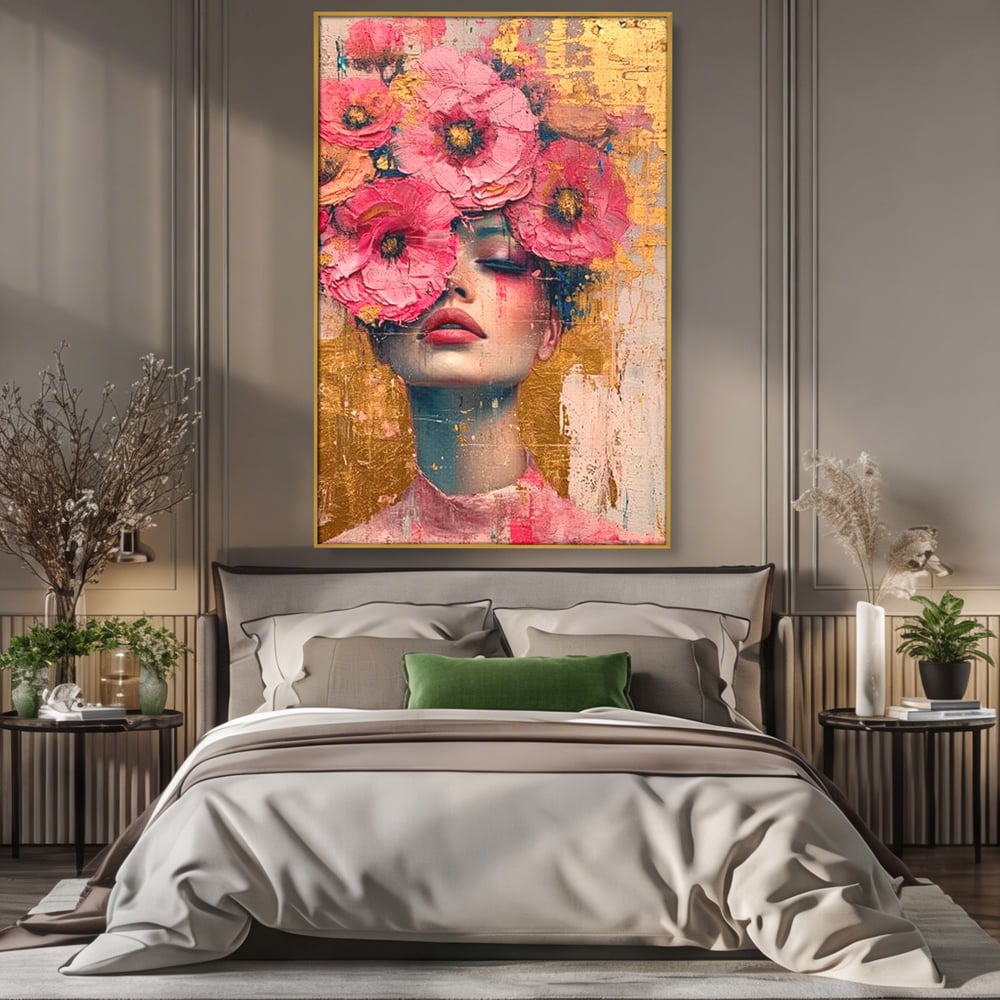Tablou canvas cu tablou canvas cu portret de femeie si flori roz, in rama de aluminiu auriu, pe perete intr-un dormitor