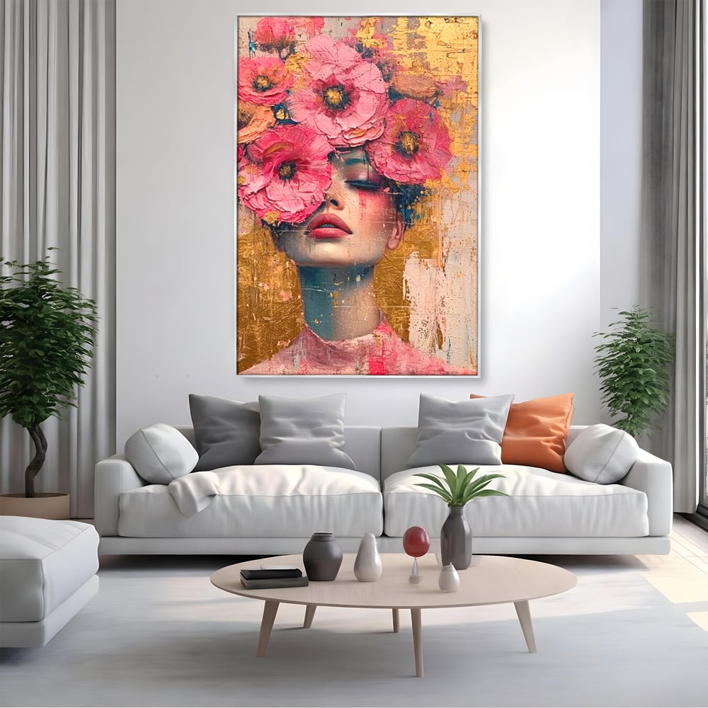 Tablou canvas cu tablou canvas cu portret de femeie si flori roz, in rama de aluminiu argintiu, pe perete intr-un living