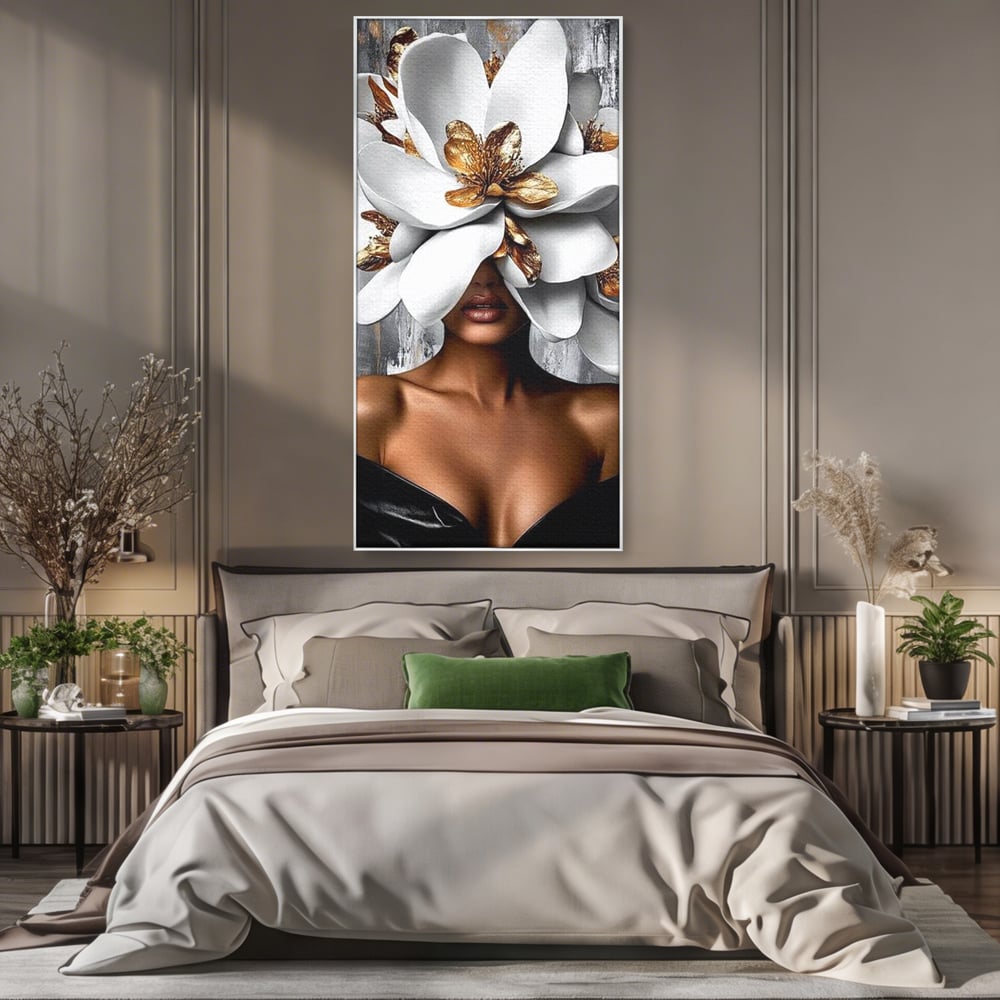 Tablou canvas cu tablou canvas cu femeie si magnolie alba, in rama de aluminiu argintiu, pe perete intr-un dormitor