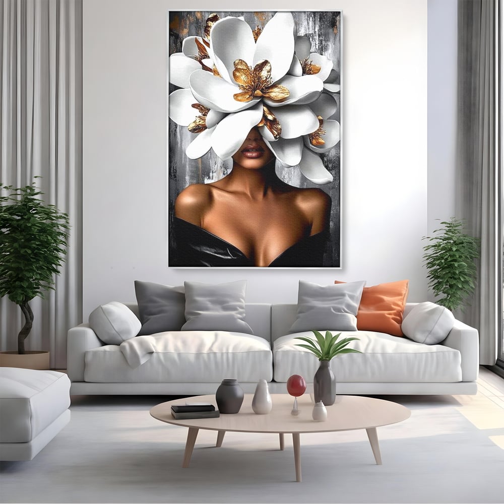 Tablou canvas cu tablou canvas cu femeie si magnolie alba, in rama de aluminiu argintiu, pe perete intr-un living