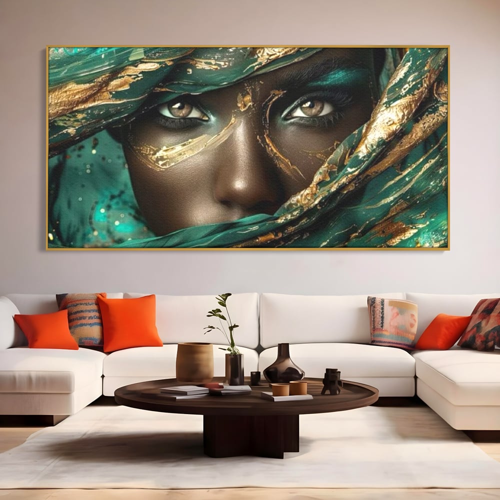 Tablou canvas cu portret artistic cu ochi caprui si tesatura verde, in rama de aluminiu auriu, pe perete intr-un living