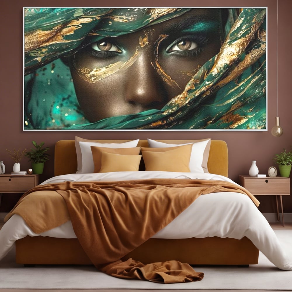 Tablou canvas cu portret artistic cu ochi caprui si tesatura verde, in rama de aluminiu argintiu, pe perete intr-un dormitor