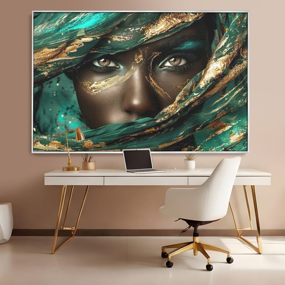 Tablou canvas cu portret artistic cu ochi caprui si tesatura verde, in rama de aluminiu argintiu, pe perete intr-un birou