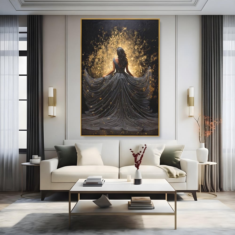 Tablou canvas cu ilustratie digitala cu silueta feminina, in rama de aluminiu auriu, pe perete intr-un living