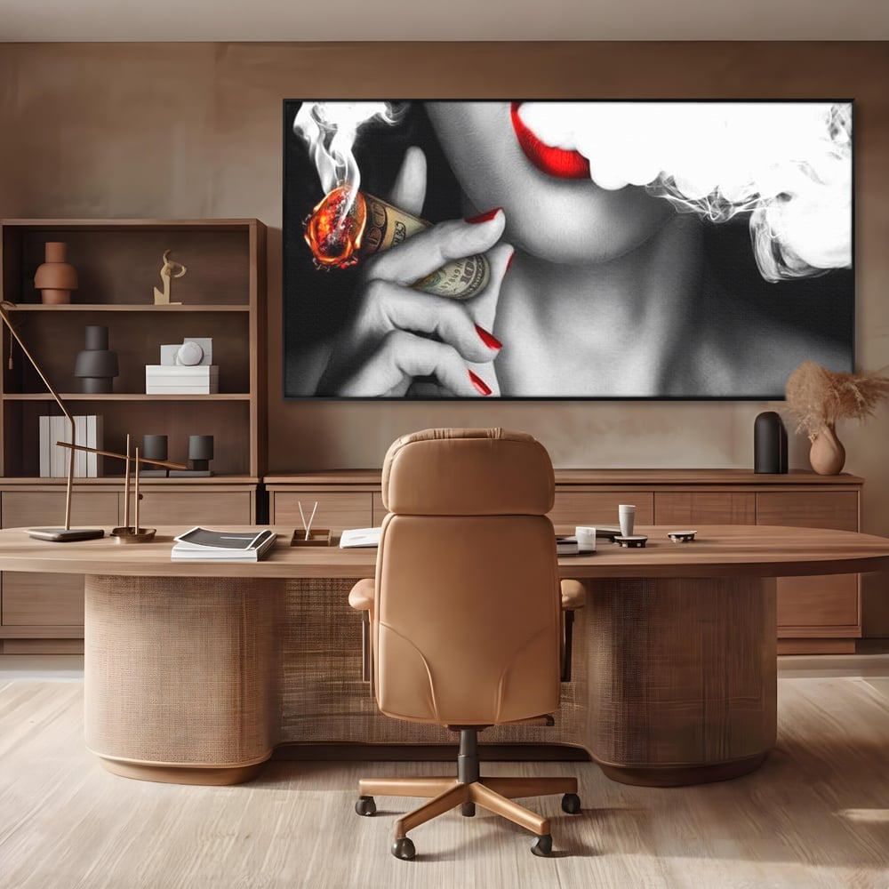 Tablou canvas cu tablou canvas cu buze rosii si tigara de bani, in rama de aluminiu negru, pe perete intr-un birou