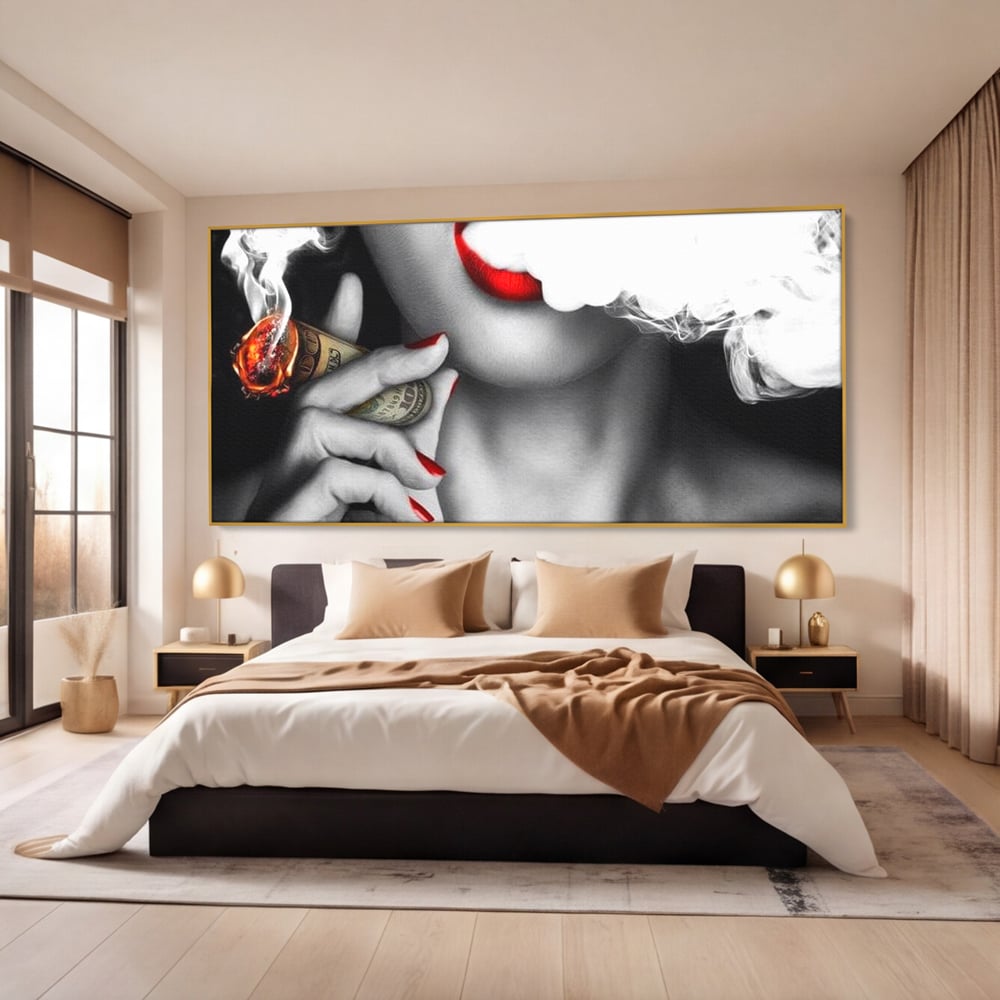 Tablou canvas cu tablou canvas cu buze rosii si tigara de bani, in rama de aluminiu auriu, pe perete intr-un dormitor