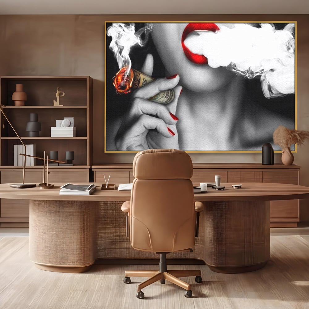 Tablou canvas cu tablou canvas cu buze rosii si tigara de bani, in rama de aluminiu auriu, pe perete intr-un birou