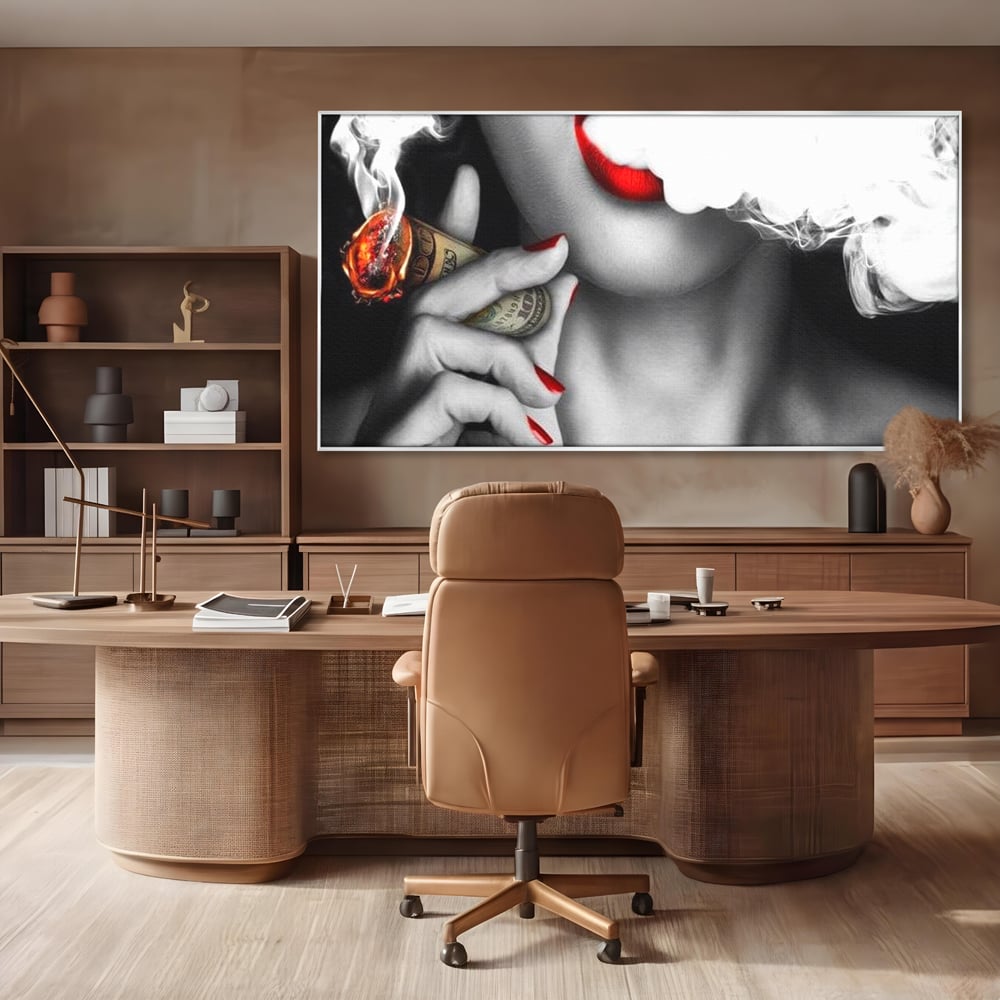 Tablou canvas cu tablou canvas cu buze rosii si tigara de bani, in rama de aluminiu argintiu, pe perete intr-un birou