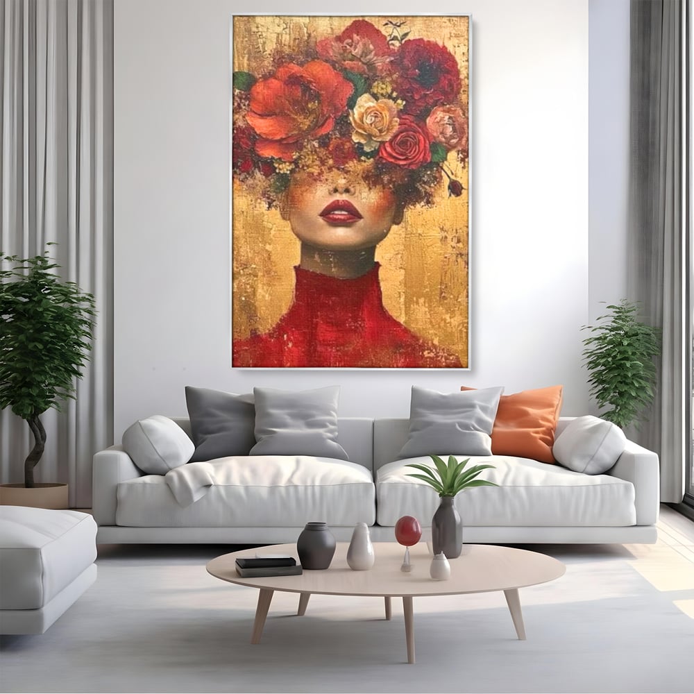 Tablou canvas cu tablou canvas cu portret de femeie si flori, in rama de aluminiu argintiu, pe perete intr-un living