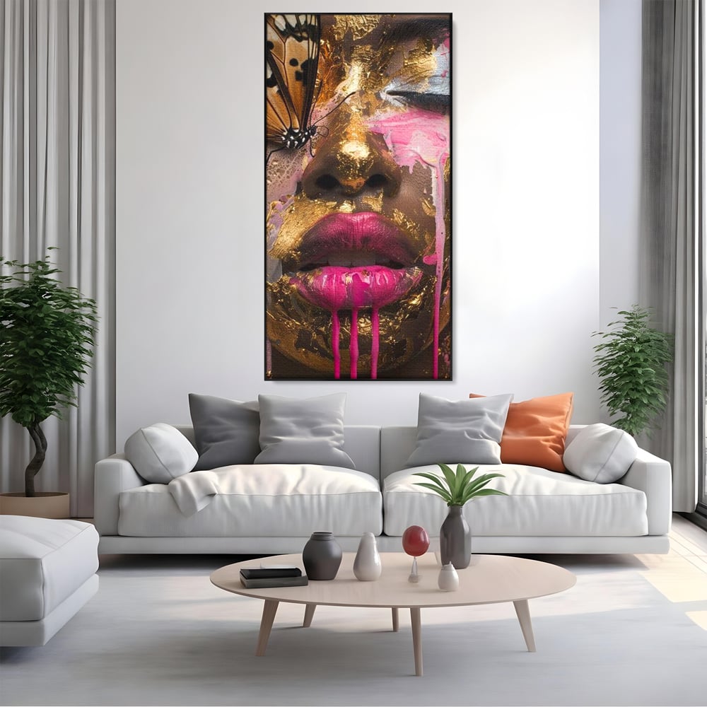 Tablou canvas cu tablou canvas cu portret artistic de femeie, in rama de aluminiu negru, pe perete intr-un living