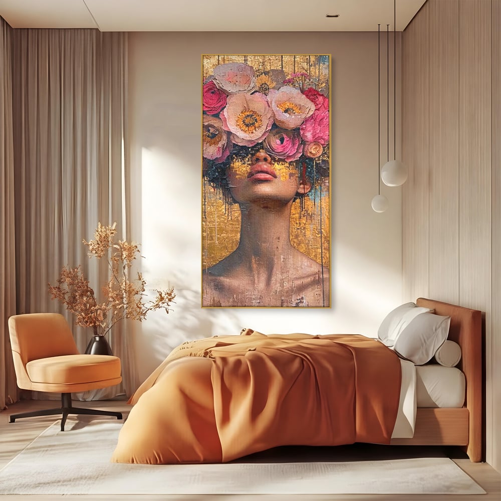 Tablou canvas cu tablou canvas cu portret artistic si flori, in rama de aluminiu auriu, pe perete intr-un dormitor