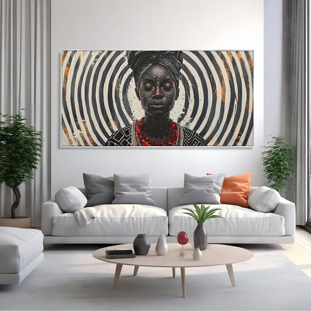 Tablou canvas cu tablou canvas cu regina africana, in rama de aluminiu argintiu, pe perete intr-un living