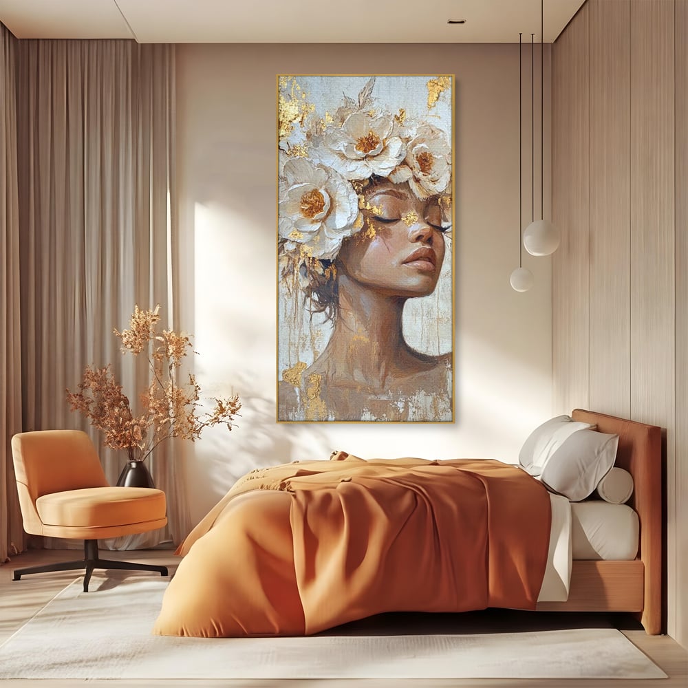 Tablou canvas cu tablou canvas cu portretul unei femei, in rama de aluminiu auriu, pe perete intr-un dormitor