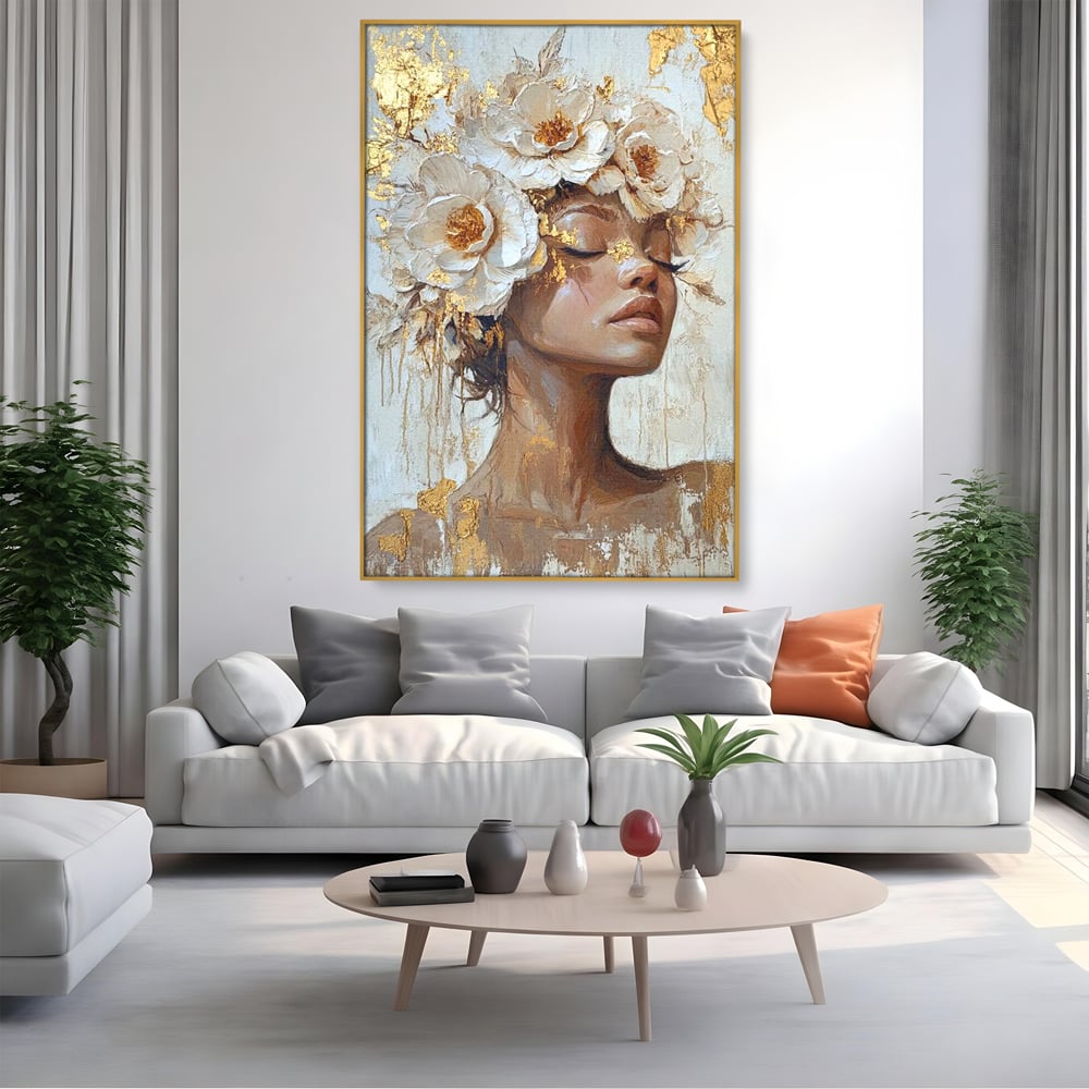 Tablou canvas cu tablou canvas cu portretul unei femei, in rama de aluminiu auriu, pe perete intr-un living