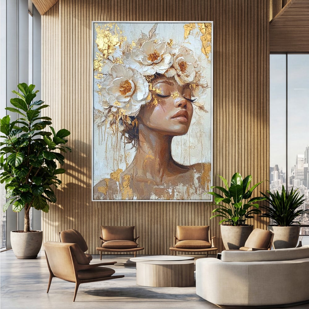 Tablou canvas cu tablou canvas cu portretul unei femei, in rama de aluminiu argintiu, pe perete intr-un birou