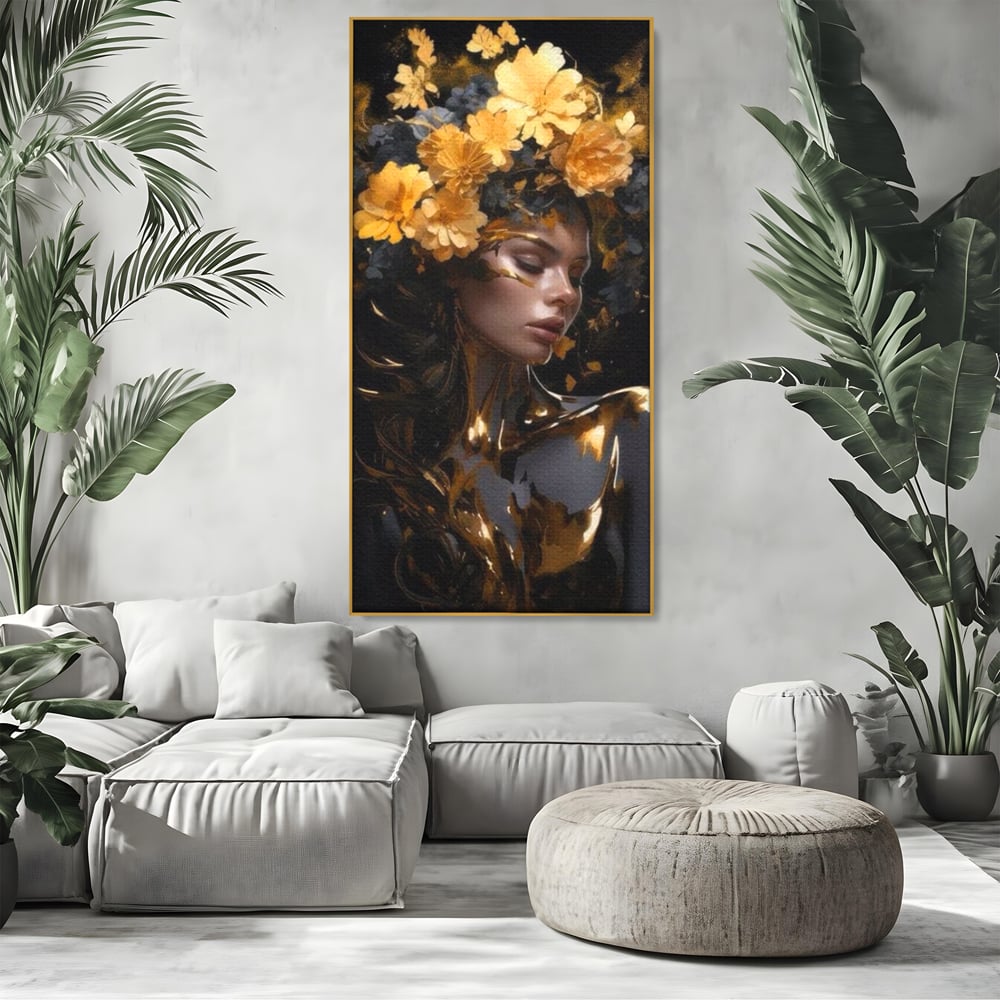 Tablou canvas cu tablou canvas cu portret de femeie aurita, in rama de aluminiu auriu, pe perete intr-un living
