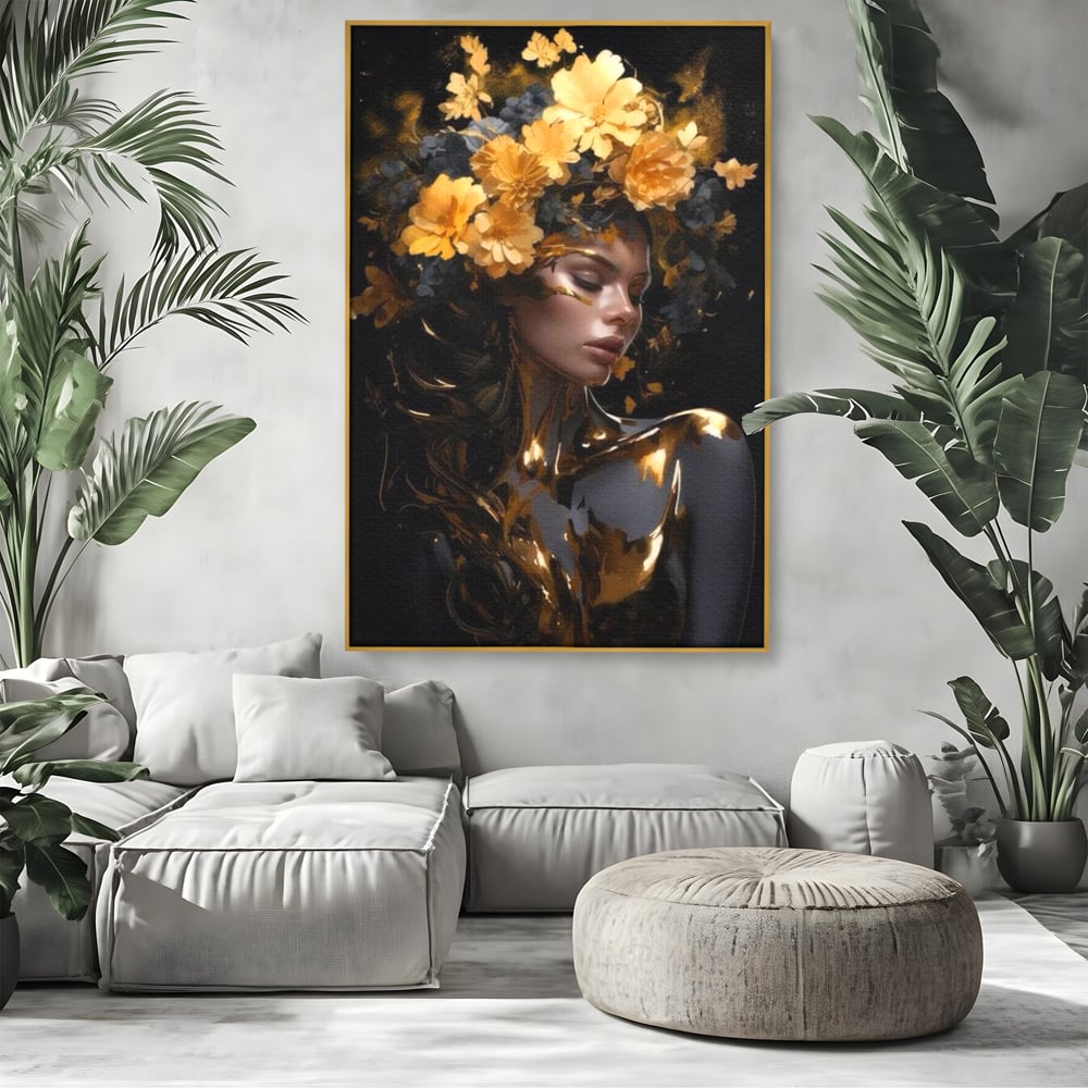 Tablou canvas cu tablou canvas cu portret de femeie aurita, in rama de aluminiu auriu, pe perete intr-un living