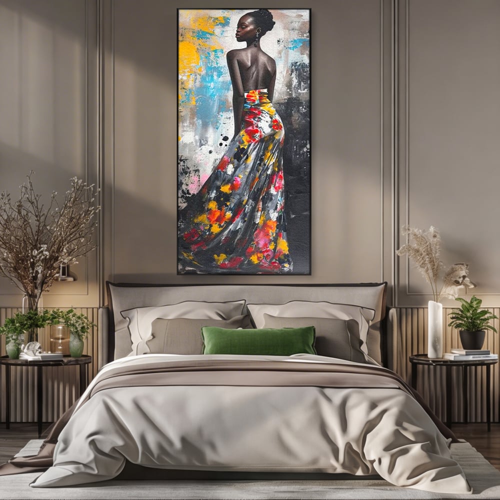 Tablou canvas cu tablou canvas cu portret de femeie, in rama de aluminiu negru, pe perete intr-un dormitor
