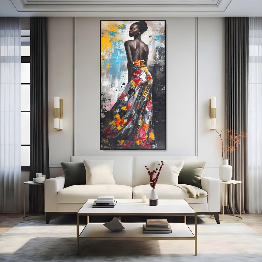 Tablou canvas cu tablou canvas cu portret de femeie, in rama de aluminiu negru, pe perete intr-un living