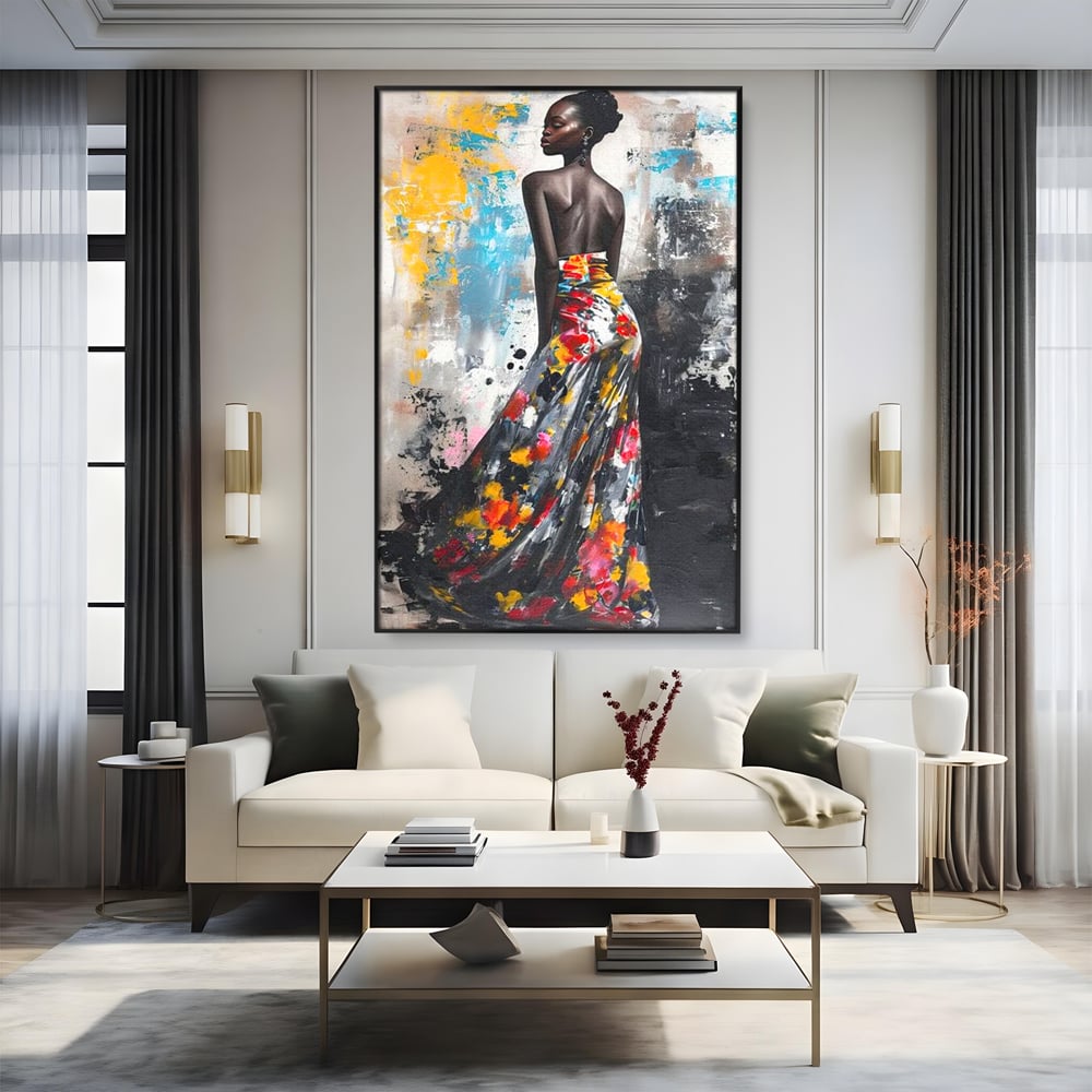 Tablou canvas cu tablou canvas cu portret de femeie, in rama de aluminiu negru, pe perete intr-un living