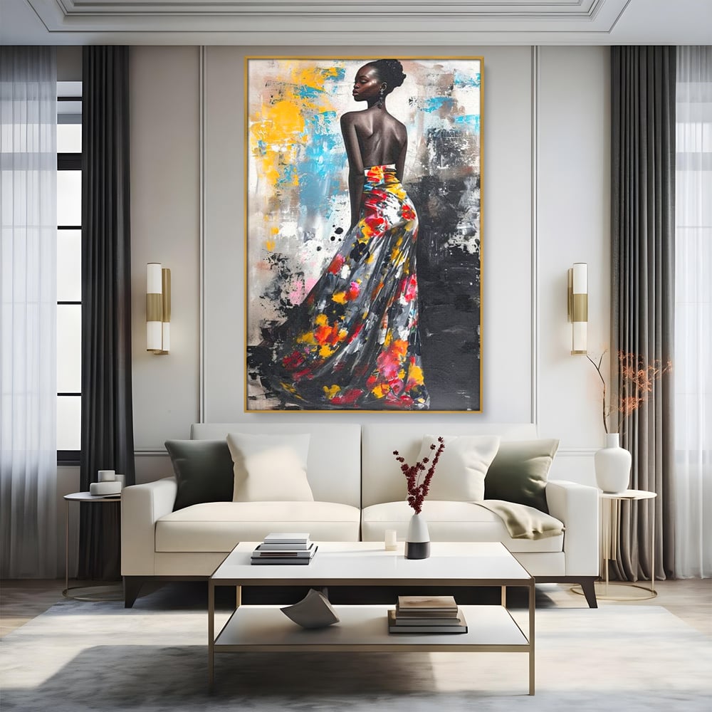 Tablou canvas cu tablou canvas cu portret de femeie, in rama de aluminiu auriu, pe perete intr-un living