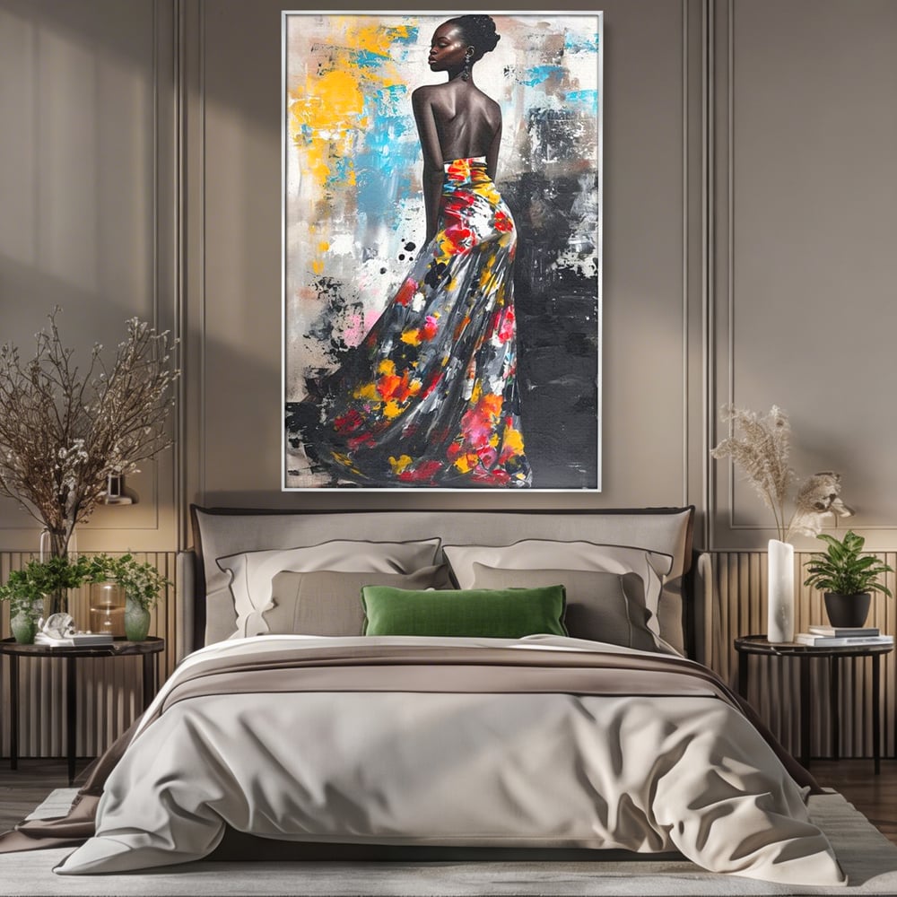 Tablou canvas cu tablou canvas cu portret de femeie, in rama de aluminiu argintiu, pe perete intr-un dormitor
