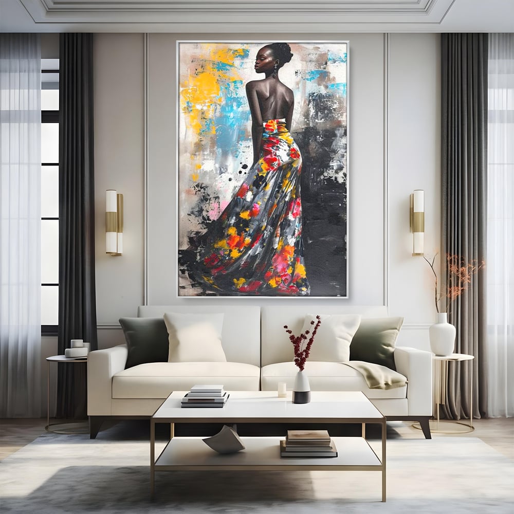Tablou canvas cu tablou canvas cu portret de femeie, in rama de aluminiu argintiu, pe perete intr-un living