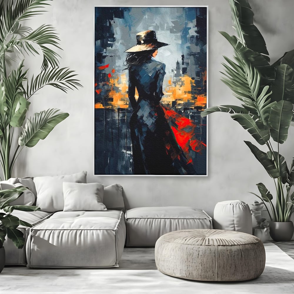 Tablou canvas cu tablou canvas cu femeie in palarie si oras, in rama de aluminiu argintiu, pe perete intr-un living
