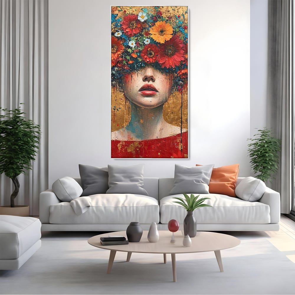 Tablou canvas cu tablou canvas cu portret de femeie si flori, in rama de aluminiu argintiu, pe perete intr-un living