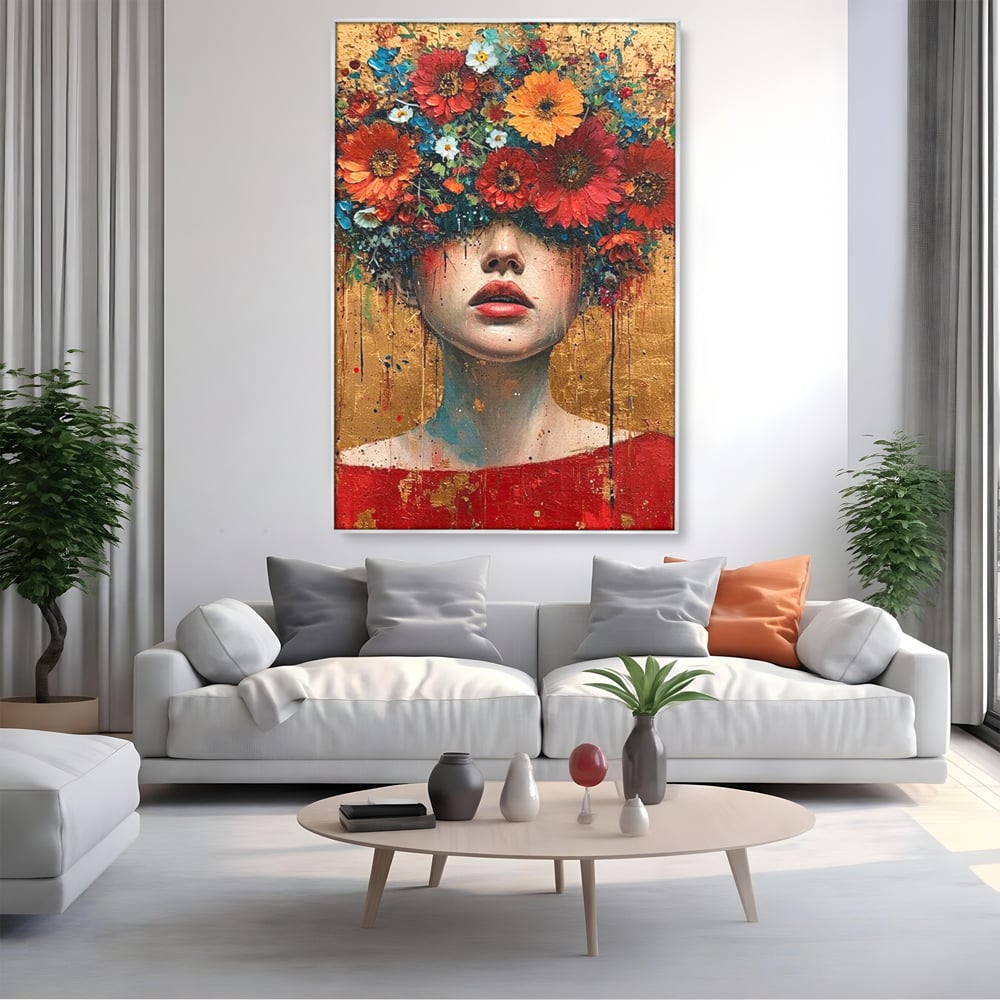 Tablou canvas cu tablou canvas cu portret de femeie si flori, in rama de aluminiu argintiu, pe perete intr-un living