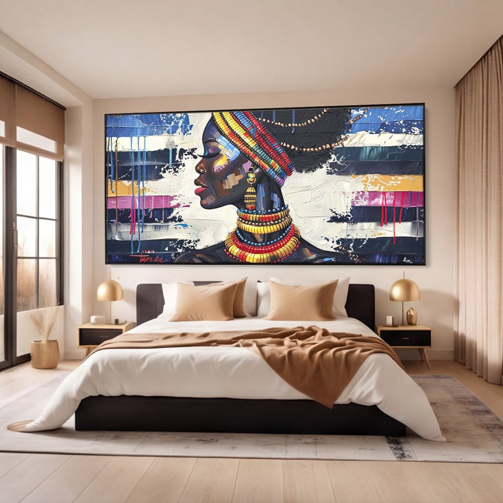Tablou canvas cu tablou canvas cu regina africana, in rama de aluminiu negru, pe perete intr-un dormitor