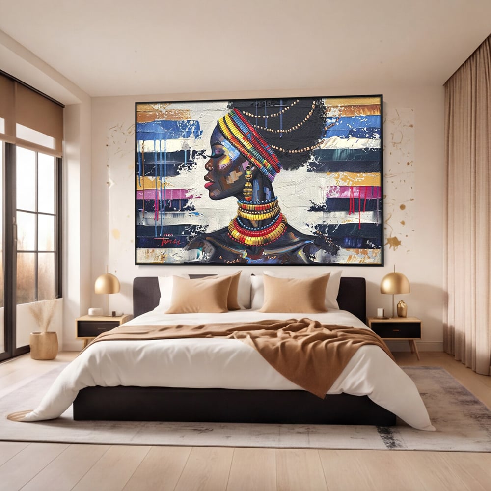 Tablou canvas cu tablou canvas cu regina africana, in rama de aluminiu negru, pe perete intr-un dormitor