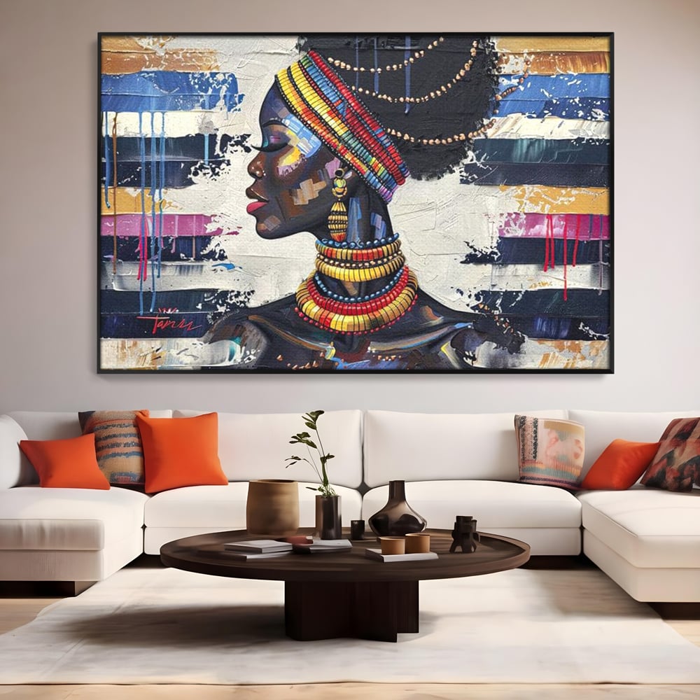 Tablou canvas cu tablou canvas cu regina africana, in rama de aluminiu negru, pe perete intr-un living