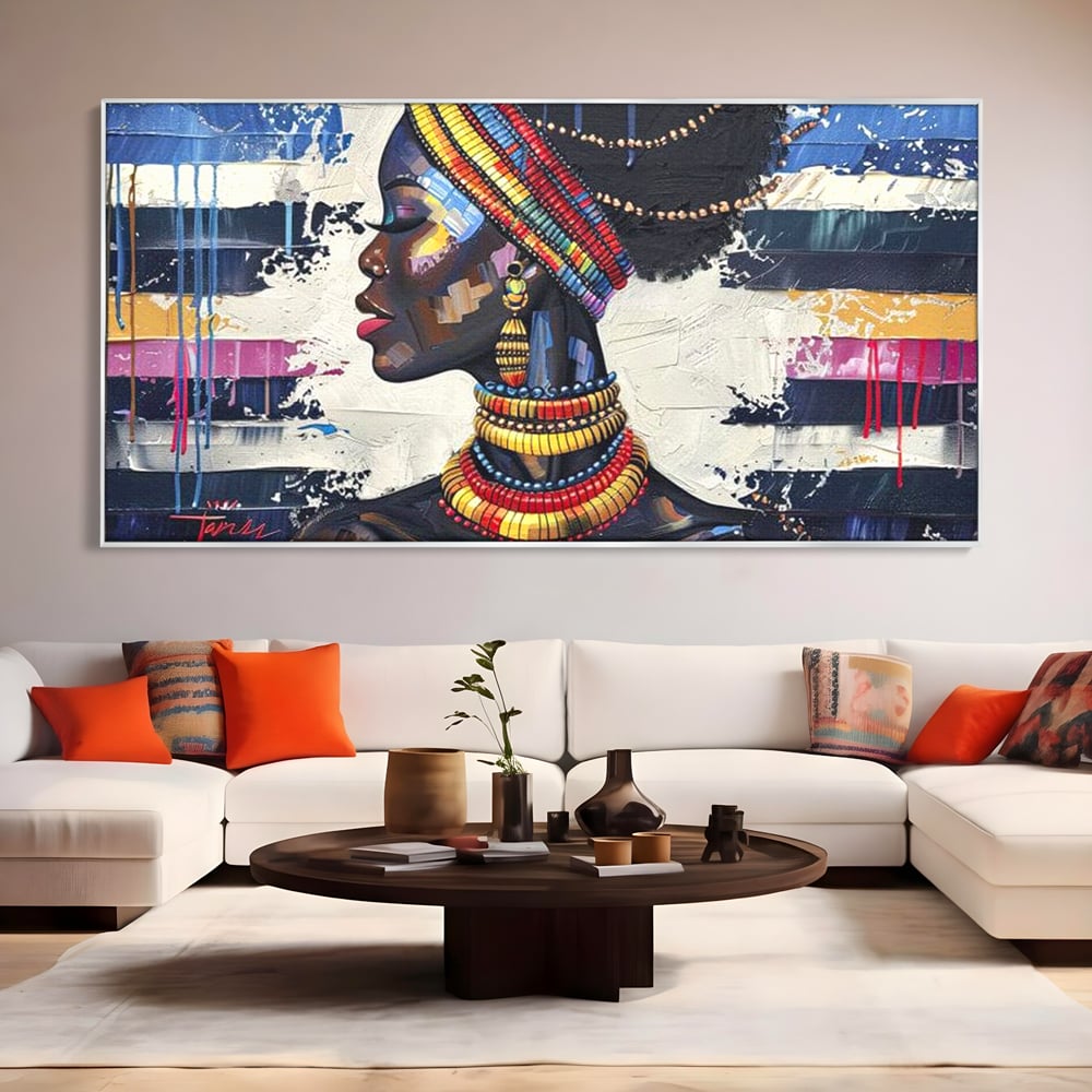 Tablou canvas cu tablou canvas cu regina africana, in rama de aluminiu argintiu, pe perete intr-un living