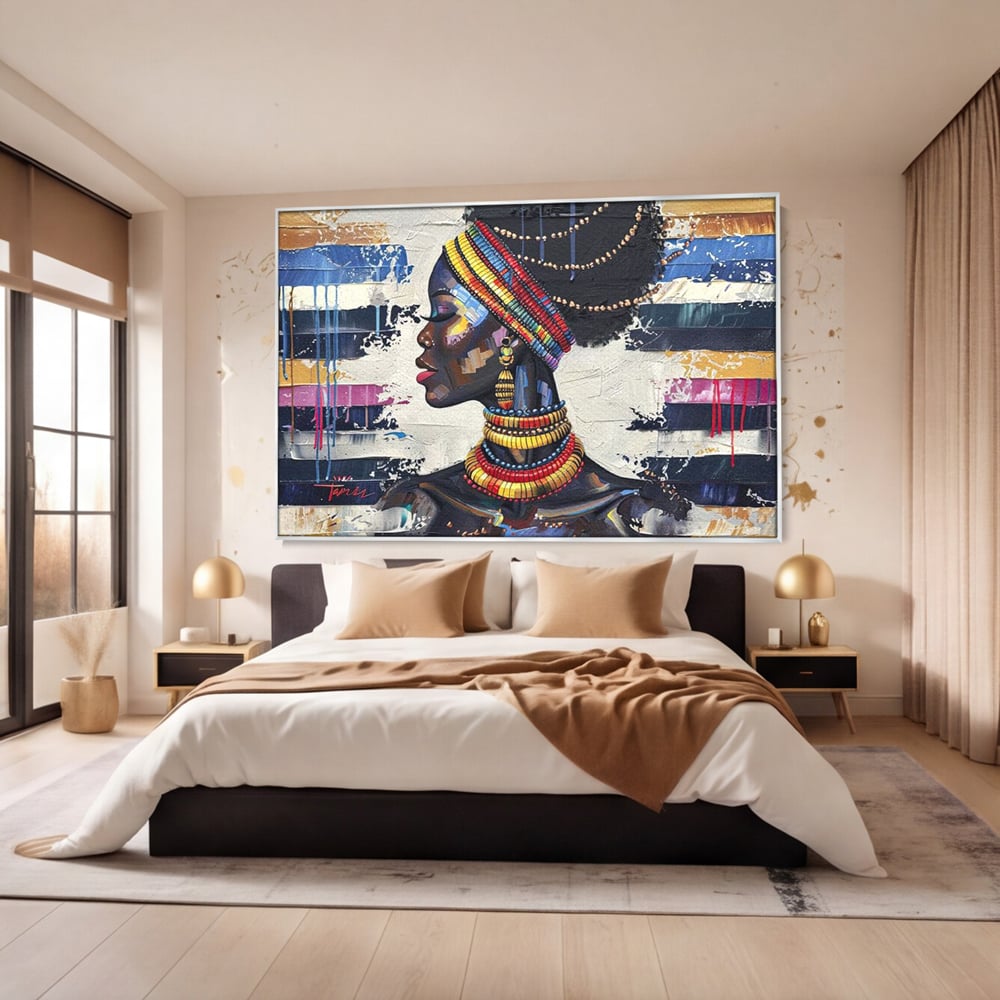Tablou canvas cu tablou canvas cu regina africana, in rama de aluminiu argintiu, pe perete intr-un dormitor