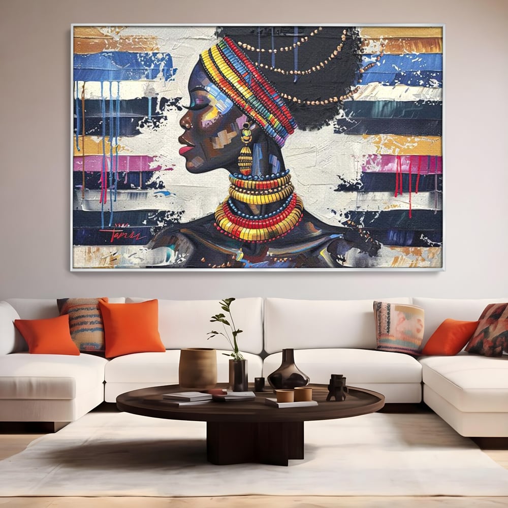 Tablou canvas cu tablou canvas cu regina africana, in rama de aluminiu argintiu, pe perete intr-un living