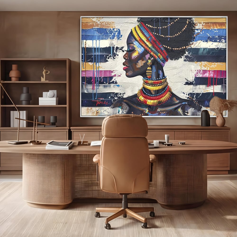 Tablou canvas cu tablou canvas cu regina africana, in rama de aluminiu argintiu, pe perete intr-un birou