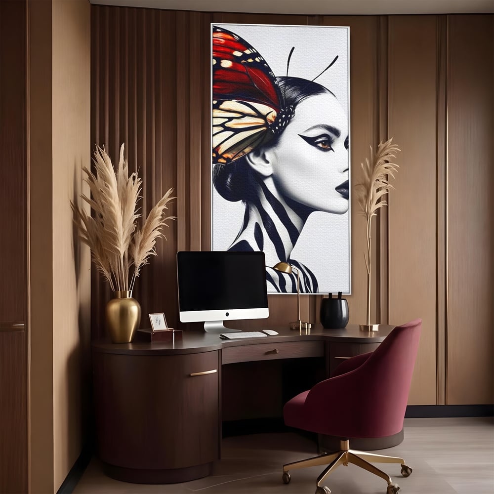 Tablou canvas cu tablou canvas cu femeie si aripa de fluture, in rama de aluminiu argintiu, pe perete intr-un birou