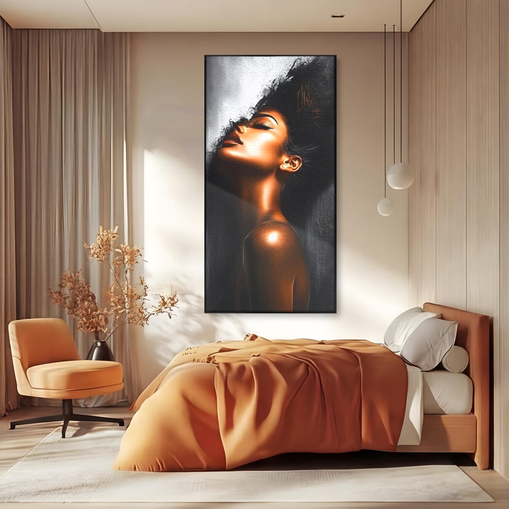 Tablou canvas cu tablou canvas cu portretul unei femei, in rama de aluminiu negru, pe perete intr-un dormitor