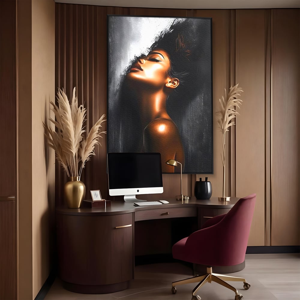 Tablou canvas cu tablou canvas cu portretul unei femei, in rama de aluminiu negru, pe perete intr-un birou