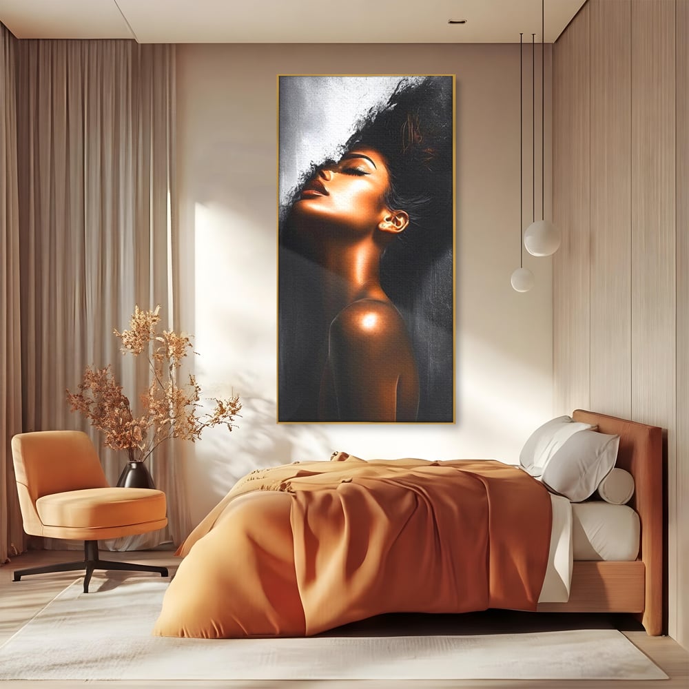 Tablou canvas cu tablou canvas cu portretul unei femei, in rama de aluminiu auriu, pe perete intr-un dormitor